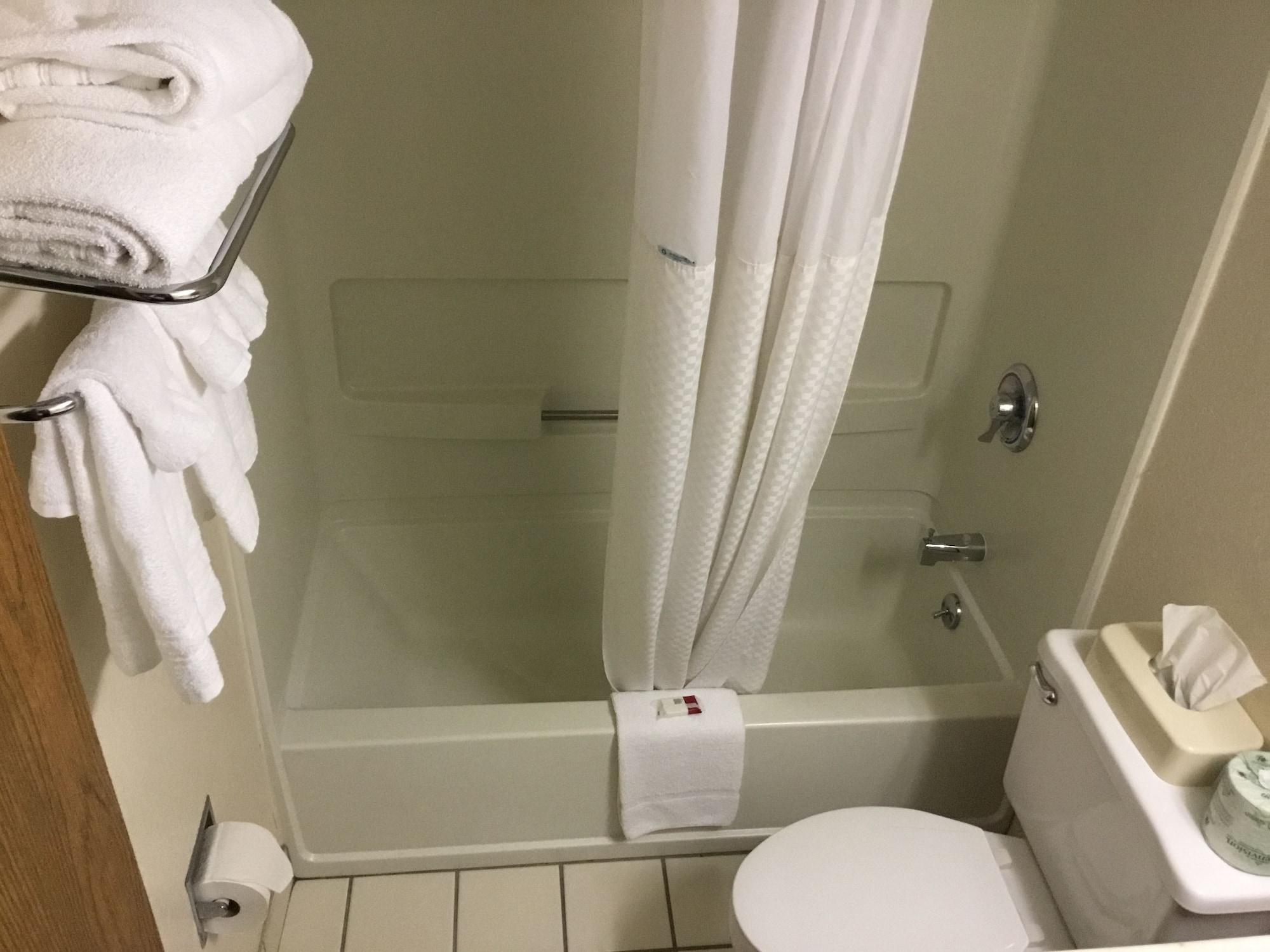 Hotel Super 8 By Wyndham Airport
