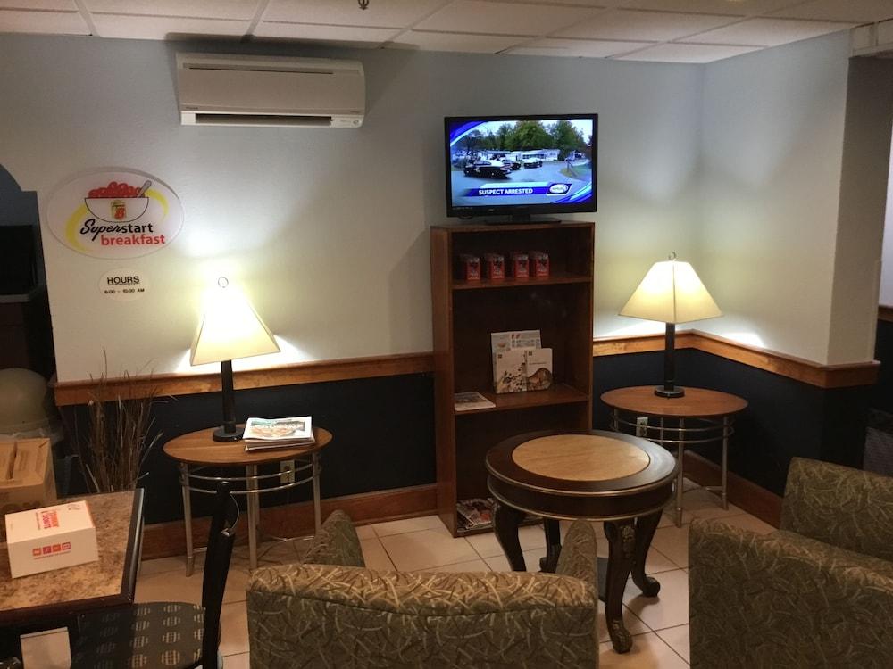 Super 8 By Wyndham Airport Hotel 2*