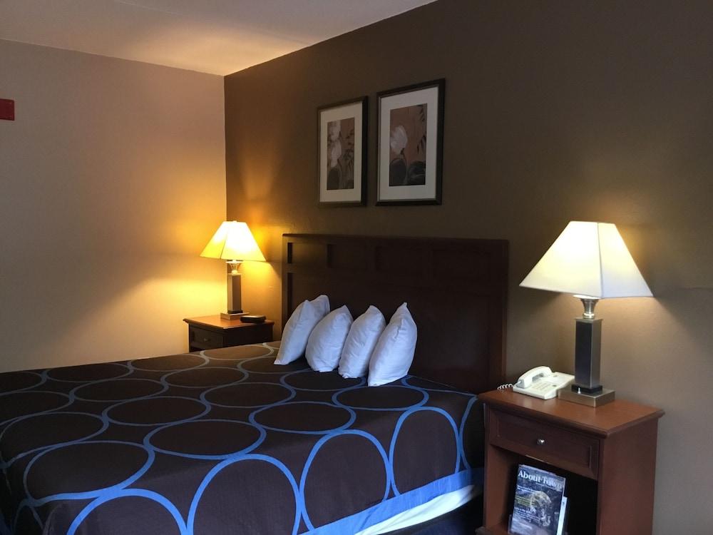 Super 8 By Wyndham Airport
