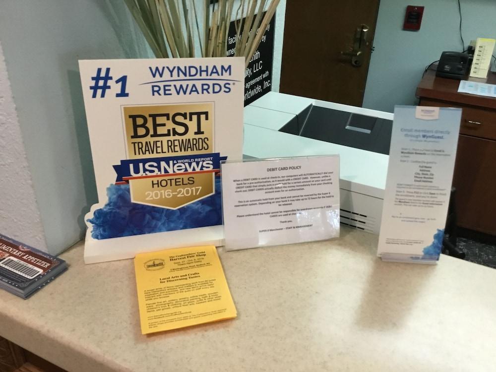 Super 8 By Wyndham Airport Hotel