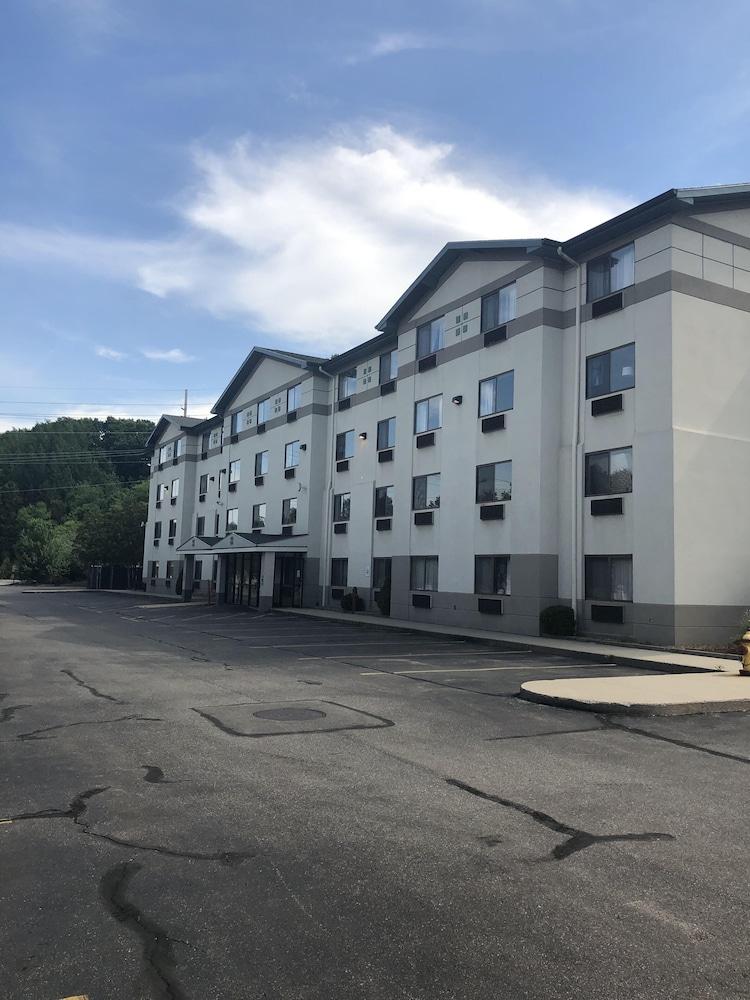 Super 8 By Wyndham Airport 2*