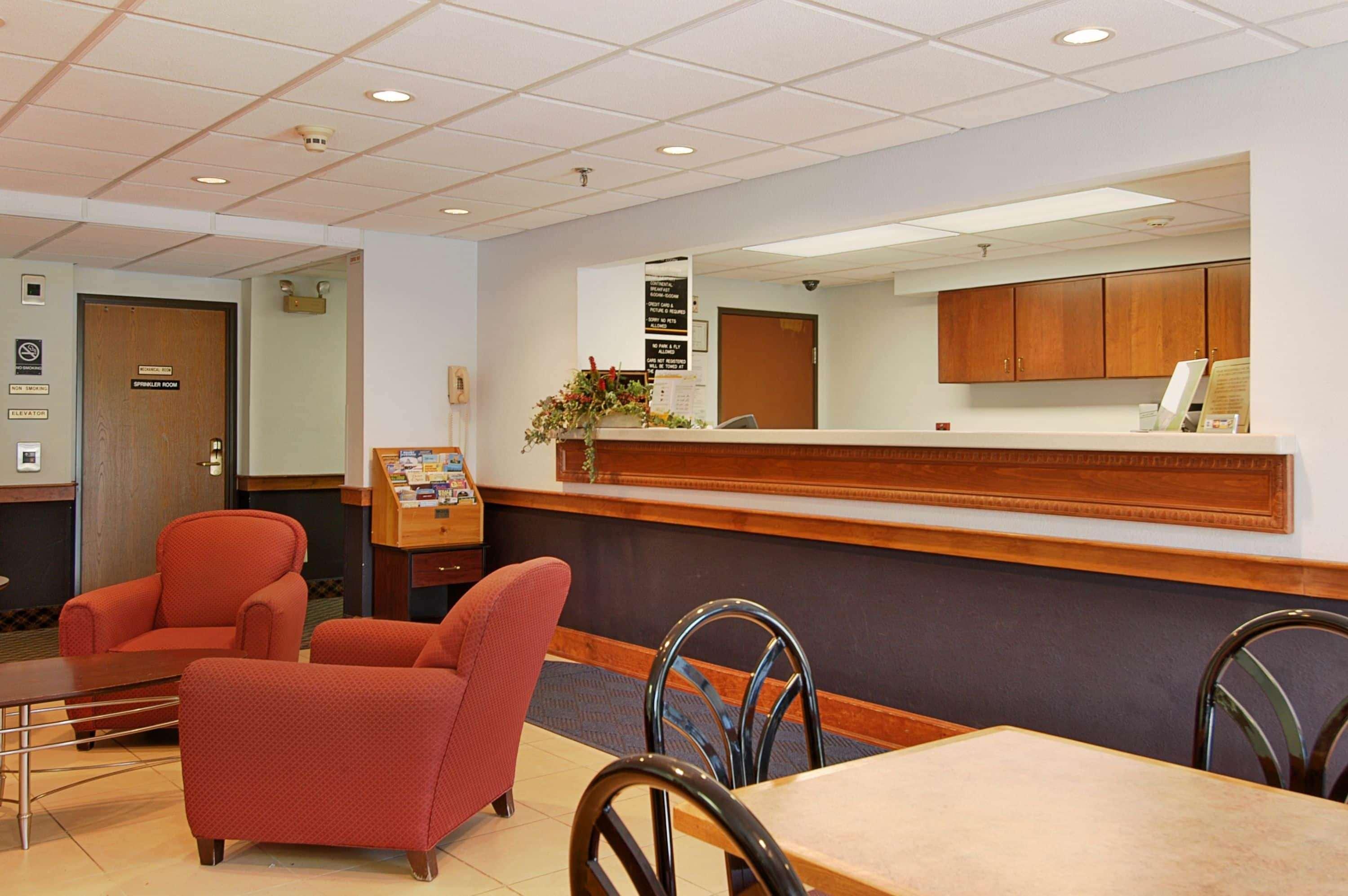 Super 8 By Wyndham Airport 2*