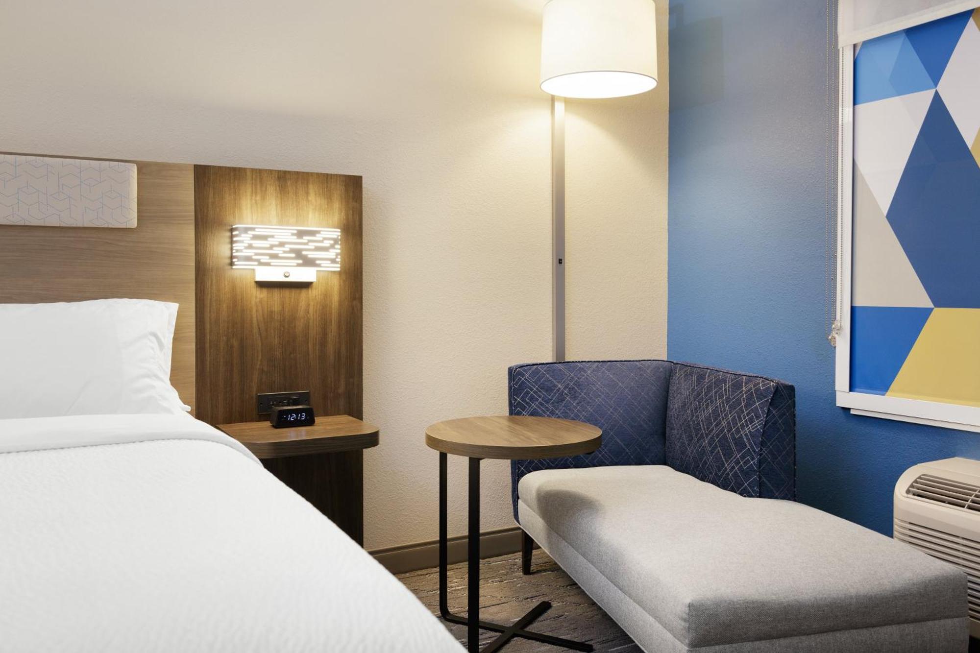 Hotel Express & - Airport By Ihg