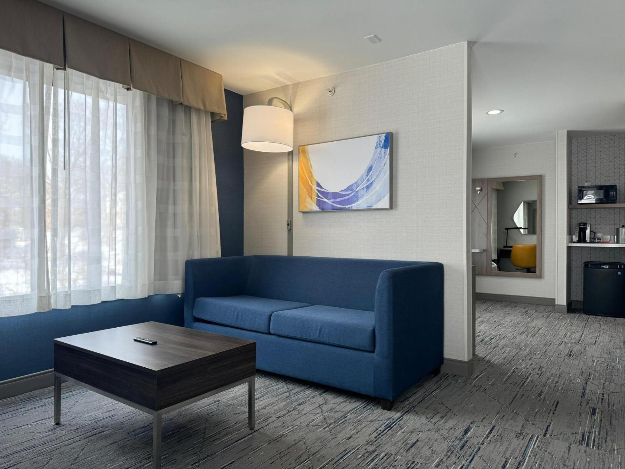 Hotel Express & - Airport By Ihg 2*