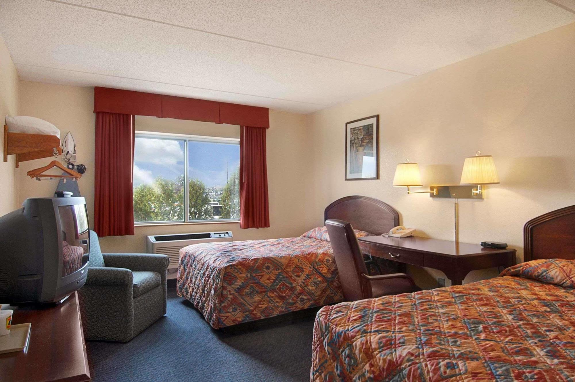 Hotel Super 8 By Wyndham Airport