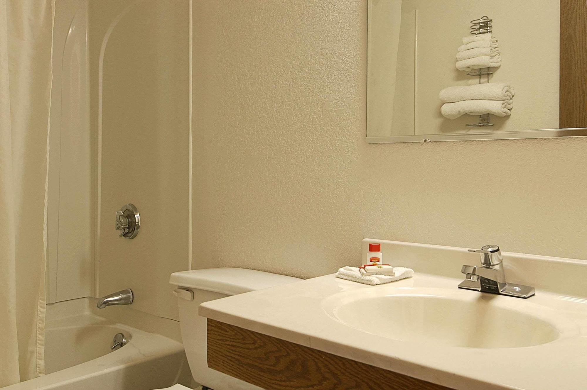 Super 8 By Wyndham Airport Hotel 2*