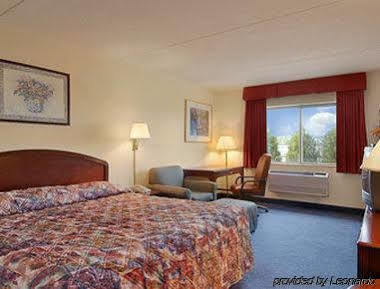 Hotel Super 8 By Wyndham Airport
